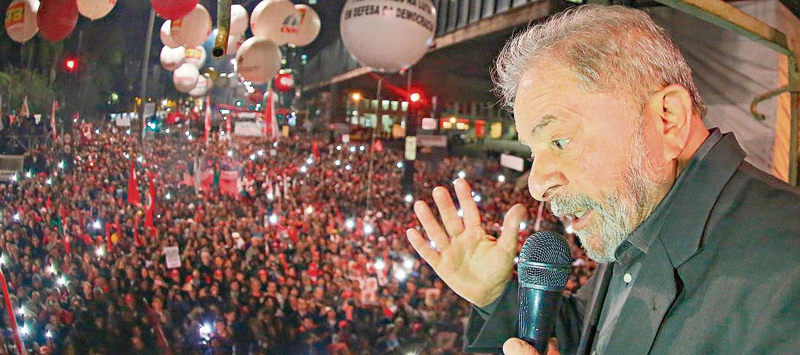 Lula discursa em protesto contra o governo de Michel Temer, em São Paulo, na última sexta-feira: ex-presidente volta a conviver com o risco de prisão. | Ricardo Stuckert/Instituto Lula