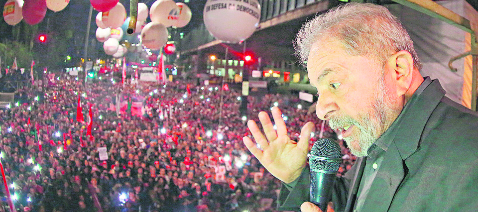 Lula discursa em protesto contra o governo de Michel Temer, em São Paulo, na última sexta-feira: ex-presidente volta a conviver com o risco de prisão. | Ricardo Stuckert/Instituto Lula