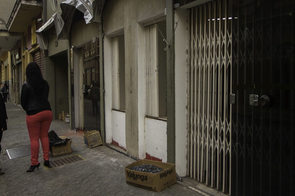 Fachada da sede do PT: nas caixas, estilhaços de portas de vidro quebradas pelo agressor. | Tom Vieira Freitas/Fotoarena/Folhapress