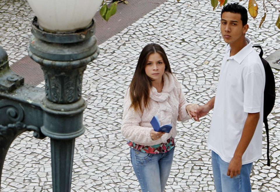 Manoel e Laira (acima) vivem a mesma angústia de uma época de recessão e falta de emprego: 24,1% dos jovens entre 18 e 24 anos estão à procura de trabalho no país. | Antônio More/Gazeta do Povo