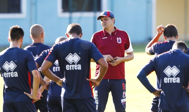 Técnico Claudinei Oliveira. Pressão para voltar a vencer na terça-feira. | Daniel Castellano/Gazeta do Povo