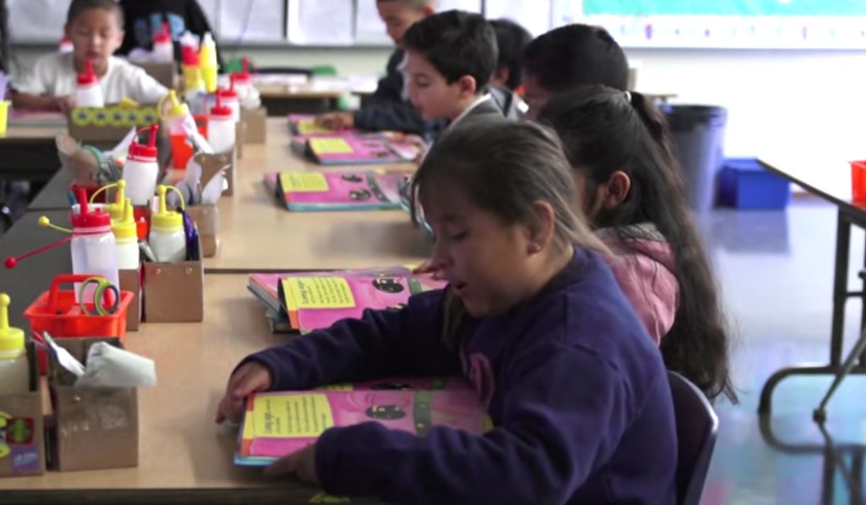 O modelo das charter schools, escola pública gerida pelo setor privado com mais autonomia em relação a outros colégios, ainda é polêmica nos EUA | Reprodução/You Tube