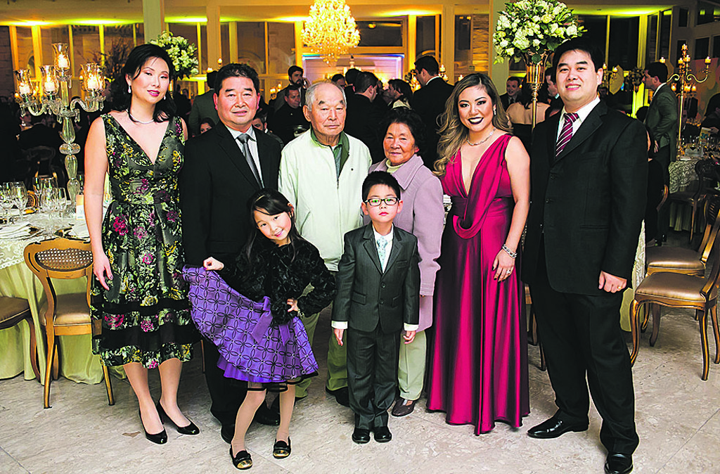 As três gerações da família Maeoka se reuniram para a festa dos 30 anos das Farmácias Nissei, na noite de terça-feira, no Castelo do Batel: o casal Tomico e Quioshi (ao centro), seu filho Sérgio (à esq.), fundador e presidente da empresa, os netos Patrícia e Alexandre (ambos à dir.) e os bisnetos Camila e Rafael Kenzo, estes filhos de Sergio e de Cristiane Maeoka (à esq.).