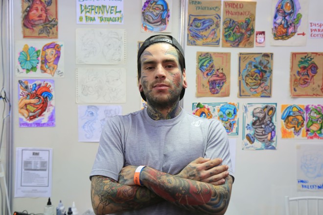 Tatuador chileno Pablo Palominos vem pela oitava vez ao Brasil em busca do intercâmbio cultural. | Ivonaldo Alexandre/Gazeta do Povo