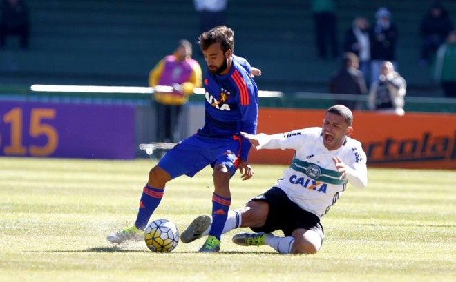 Edinho entra forte na marcação. | Antônio More Gazeta do Povo