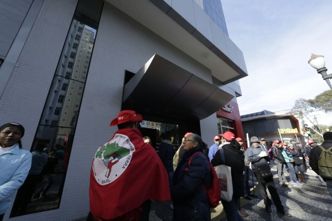 Manifestação nas imediações do escritório da Petrobras no Batel. | Foto: Lineu Filho/Tribuna do Paraná