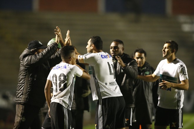 Zagueiro Rafael Marques comemora com o treinador o primeiro gol do Coxa. | Hugo Harada/Gazeta do Povo