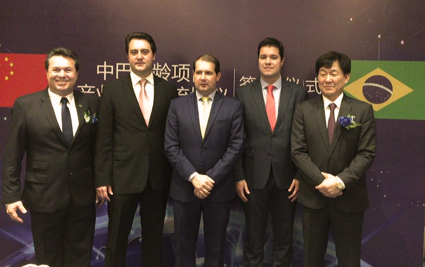 Marcio Nunes, Ratinho Jr, o presidente da AMP, Marcel Micheletto, e Guto Silva em Pequim ao lado de representante do governo chinês. | Fotos: Divulgação/Sedu