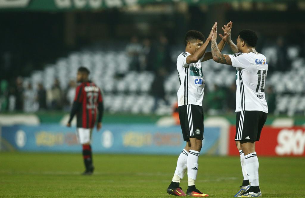Juninho e Kazim comemoram no clássico: euforia contida. | Hugo Harada/Gazeta do Povo