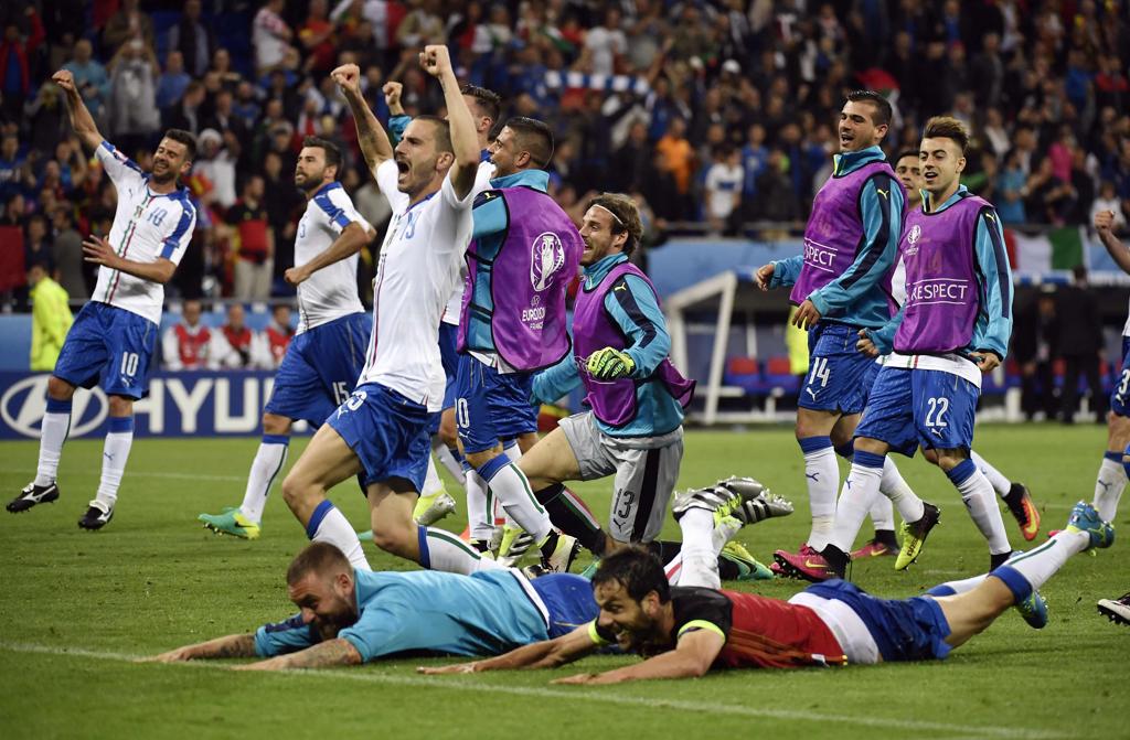 Italianos celebram a vitória na estreia da Euro. | JEFF PACHOUD/AFP