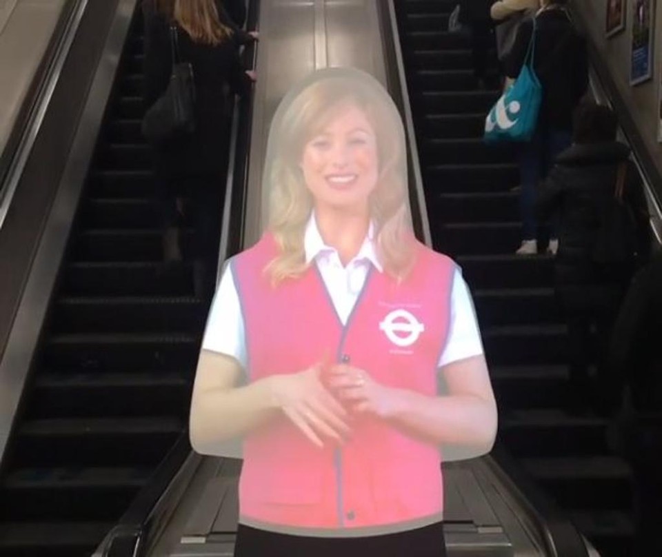 Nos últimos dias, a “funcionária holograma” de Holborn tem não só dado avisos de segurança, como também tem chamado a atenção de quem passa por ali cantarolando. | Reprodução/