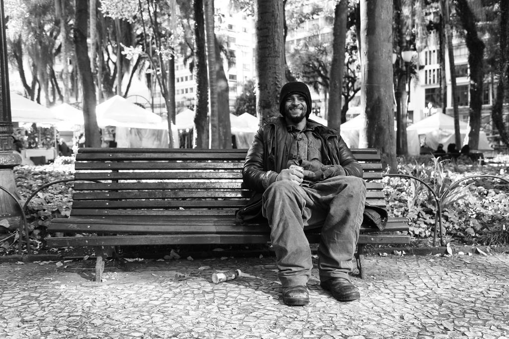 Vinicius (foto) mora na rua em Curitiba, mas a família é da região de Ortigueira e Mauá da Serra, nos Campos Gerais. O dormitório dele é ao lado da Igreja Universal, na Sete de Setembro. | Henry Milleo/Gazeta