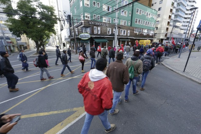 Caminhada de manifestantes pelas ruas da região central de Curitiba. | Foto: Antonio More/Gazeta do Povo