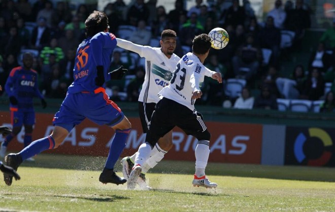 Juninho e Kléber tentam ataque para o Coritiba. | Antônio More Gazeta do Povo