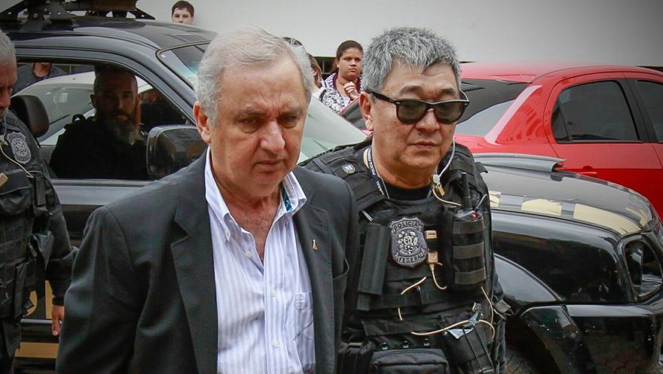 Agente (à dir.) conduz José Carlos Bumlai, pecuarista preso na Lava Jato | Daniel Castellano/Gazeta do Povo