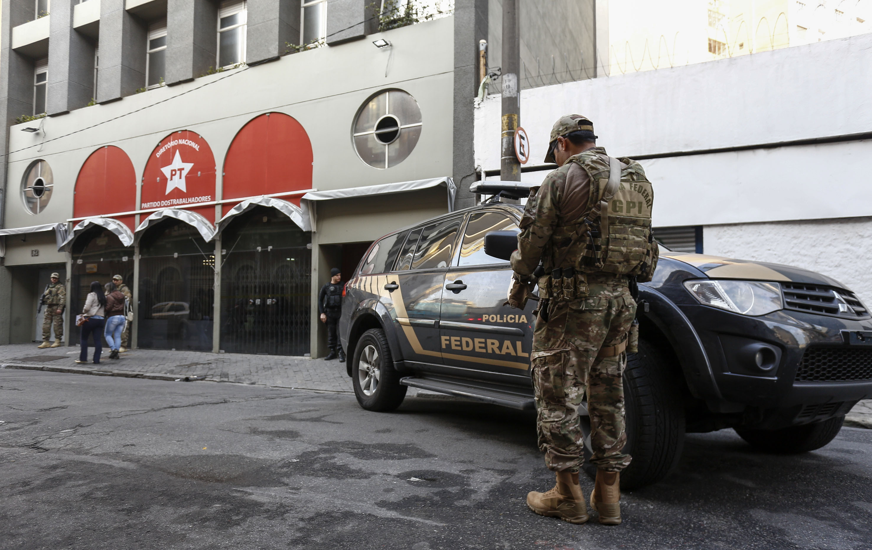 Policiais federais interditaram a rua em que está a sede do PT em São Paulo. | Miguel Schincariol/AFP