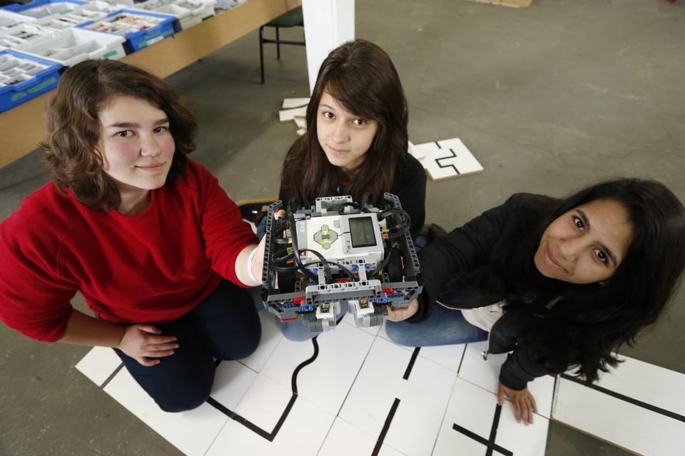 Estudantes do Instituto Federal do Paraná desenvolvem e aprendem robótica na prática em Curitiba. | Hugo Harada/Gazeta do Povo