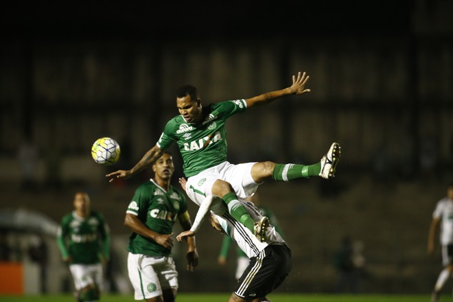 Jogo foi muito disputado na Vila Capanema. | Hugo Harada/Gazeta do Povo