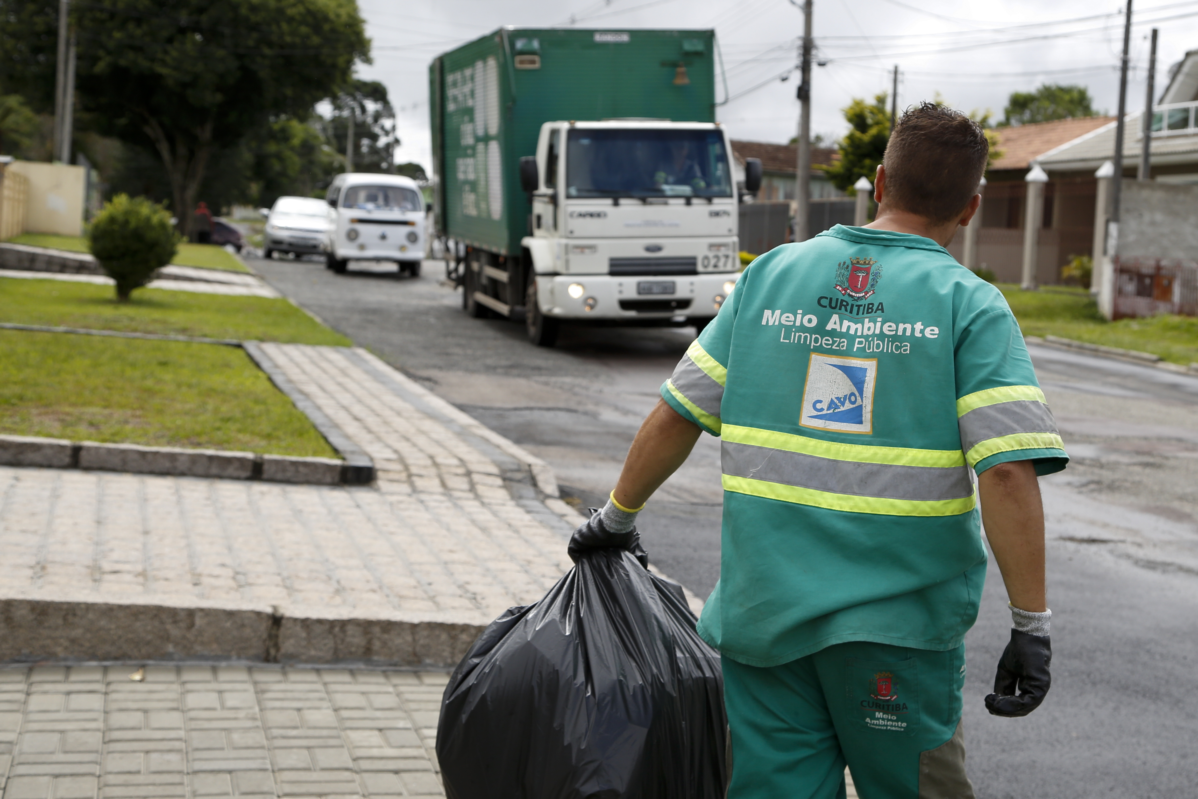 Coletor carrega saco de lixo: no futuro, curitibano é que será o “gari” dos próprios resíduos. | H
enry Milleo/Gazeta do Povo/Arquivo