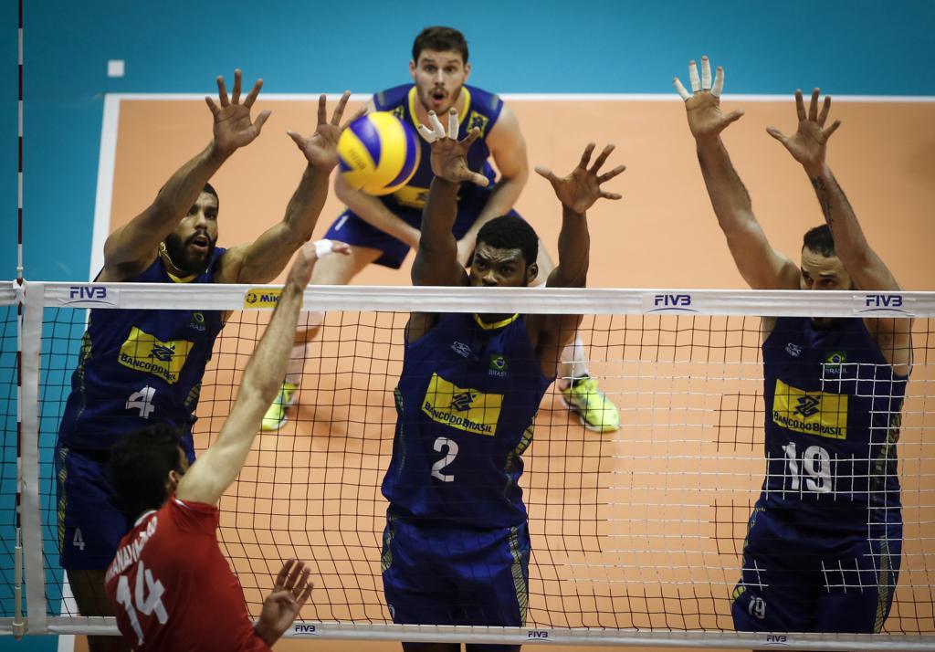 Bloqueio brasileiro em ação contra o Irã, em Belgrado. | FIVB/Divulgação