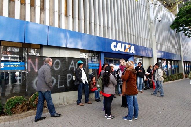 Manifestantes na frente da sede da Caixa no centro de Curitiba. | Foto: Antonio More/Gazeta do Povo