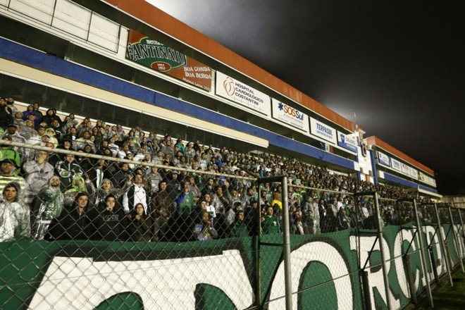 Torcida do Coritiba ocupou principalmente a Reta do Relógio na Vila Capanema | Hugo Harada/Gazeta do Povo