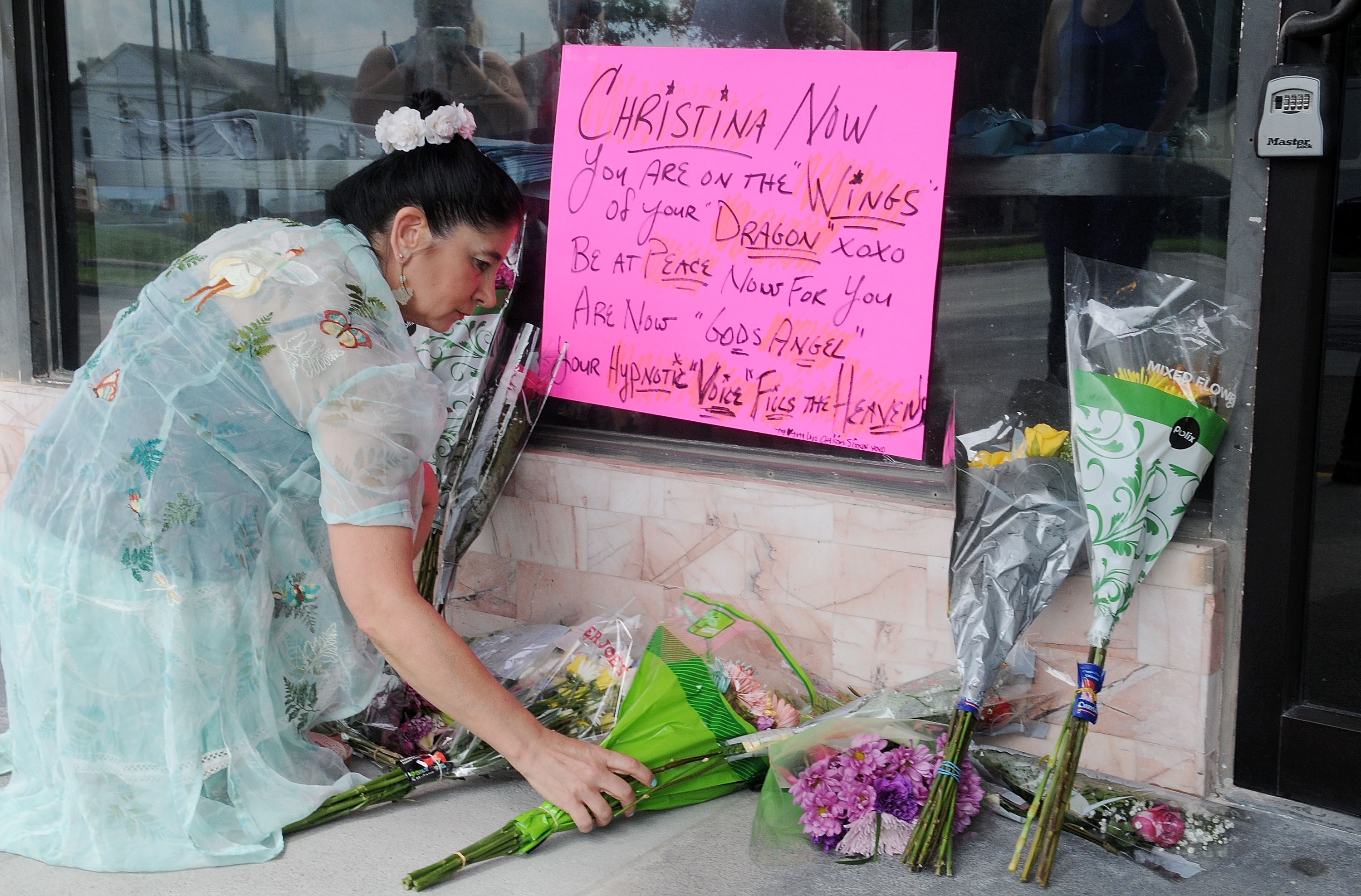 Fã deixa fotos na porta de uma casa de shows em Orlando | GERARDO MORA/AFP