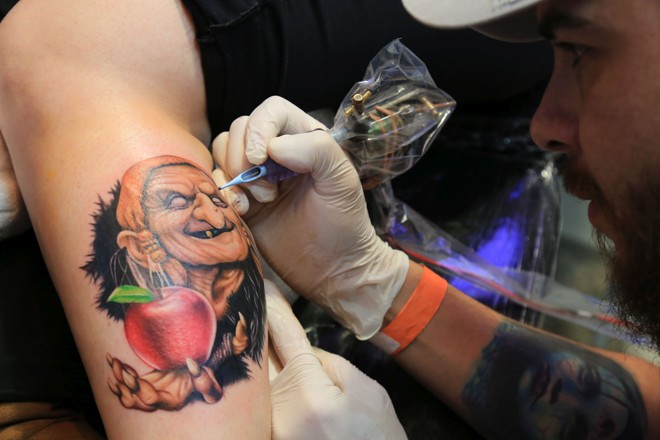 Outros tatuadores optam por linhas caricaturescas . | Ivonaldo Alexandre/Gazeta do Povo