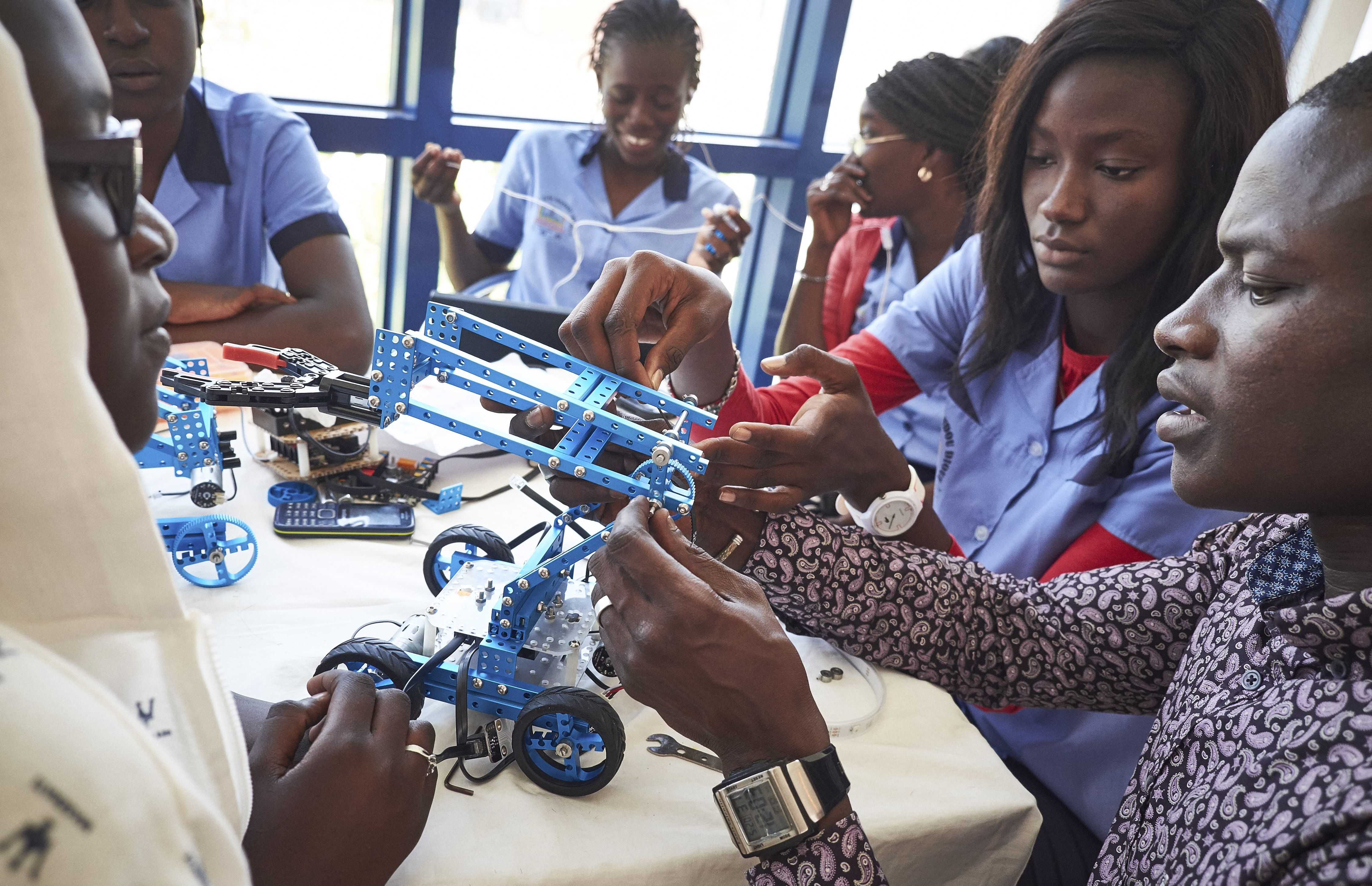 Estudantes consertam um robô durante a Competição Pan-Africana de Robótica | Sam Phelps/NYT