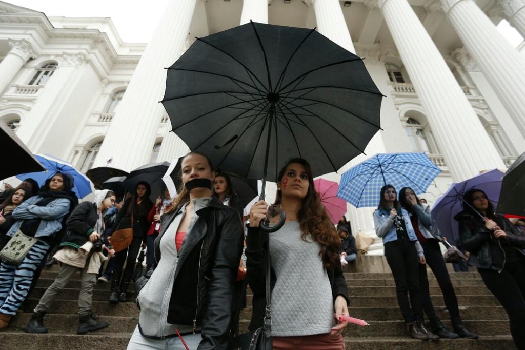 Cerca de 60 manifestantes se reuniram na Praça Santos Andrade | Hugo Harada/Gazeta do Povo