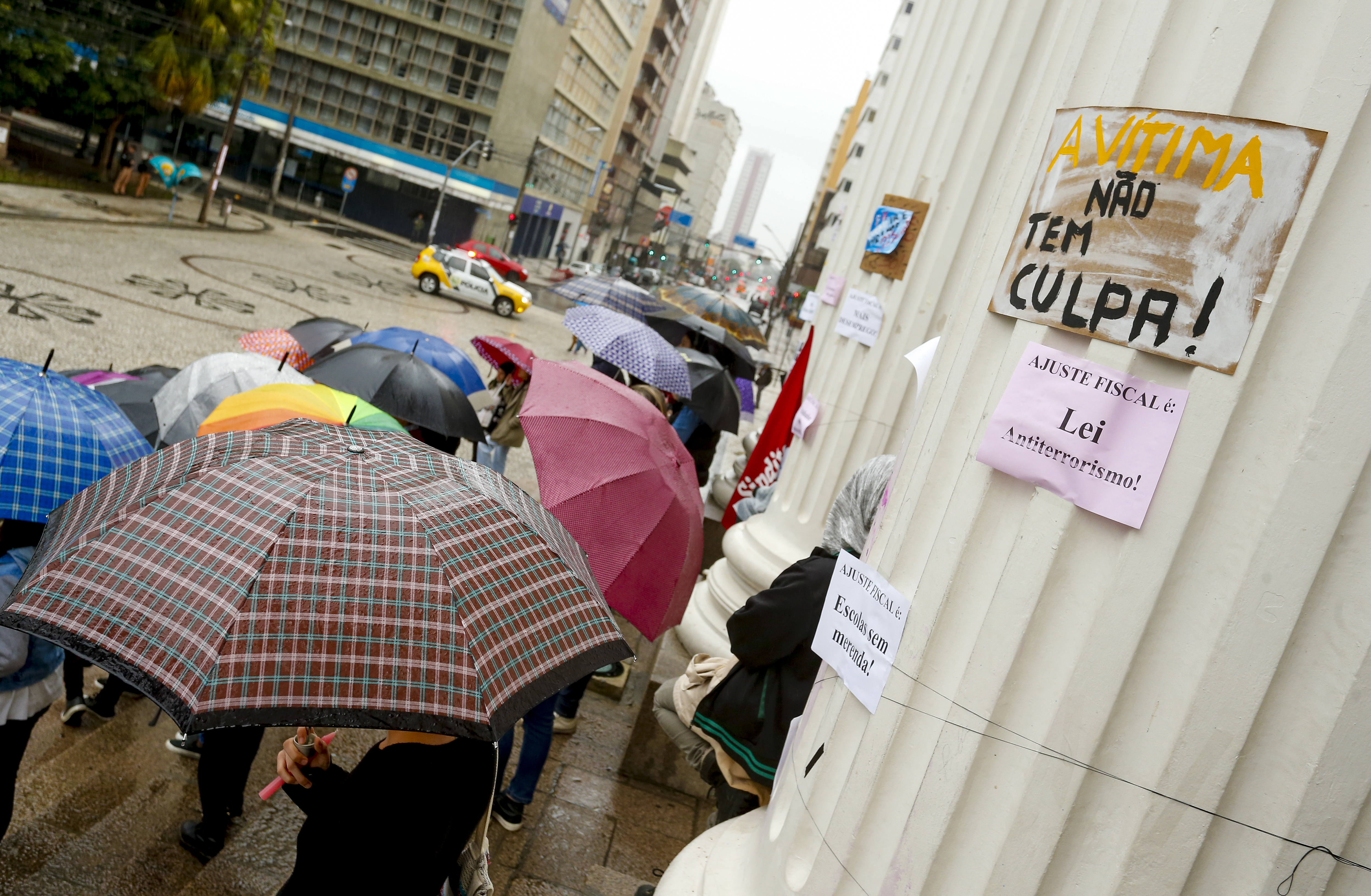 Protesto nas escadarias da UFPR contra os casos recentes de estupro coletivo registrados no país | Hugo Harada/Gazeta do Povo