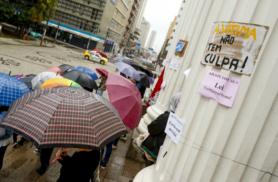 Protesto nas escadarias da UFPR contra os casos recentes de estupro coletivo registrados no país | Hugo Harada/Gazeta do Povo