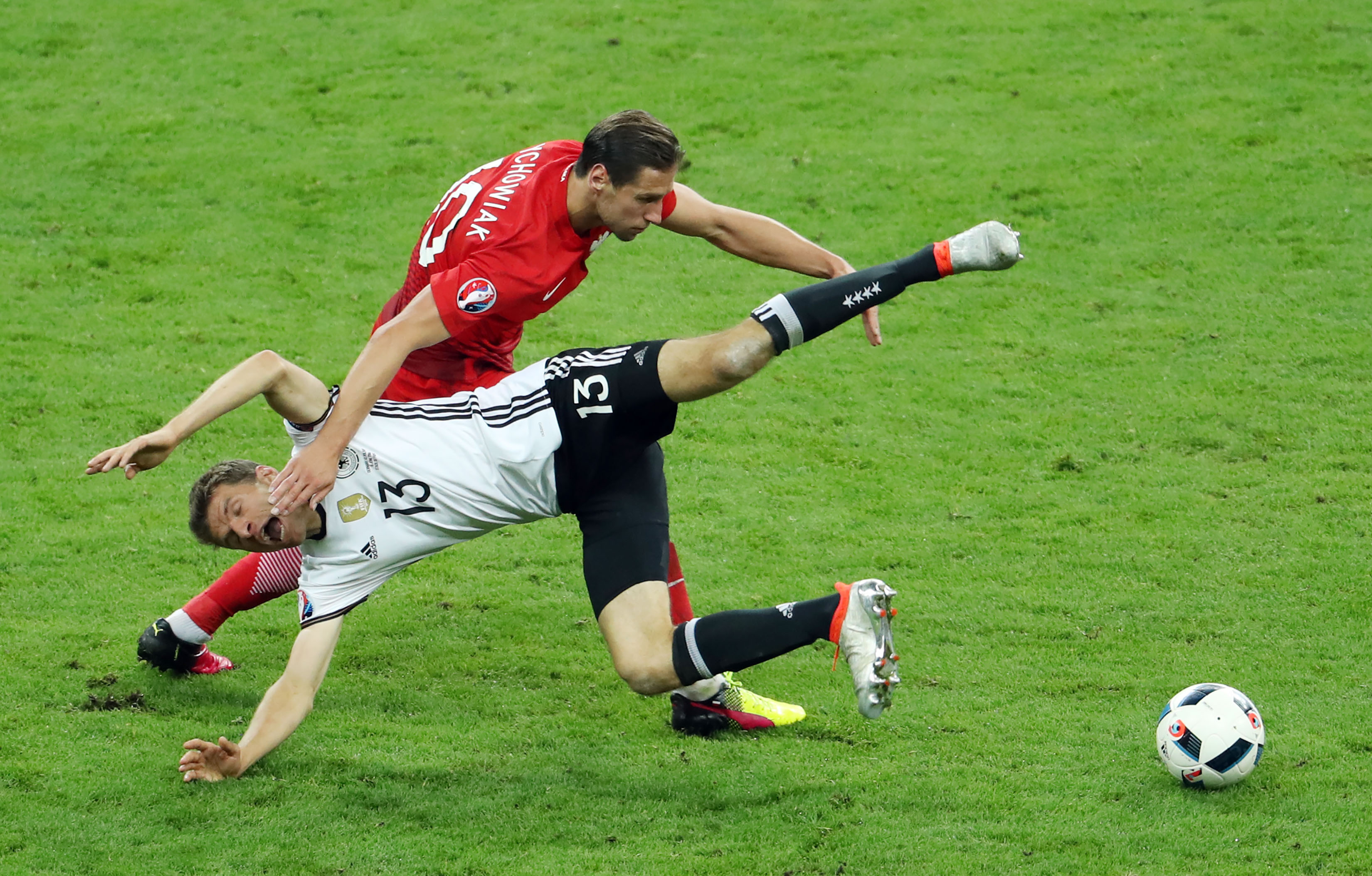 O alemão Thomas Muller (com a camisa 13) não conseguiu evitar o empate sem gols da Alemanha. | KENZO TRIBOUILLARD/AFP