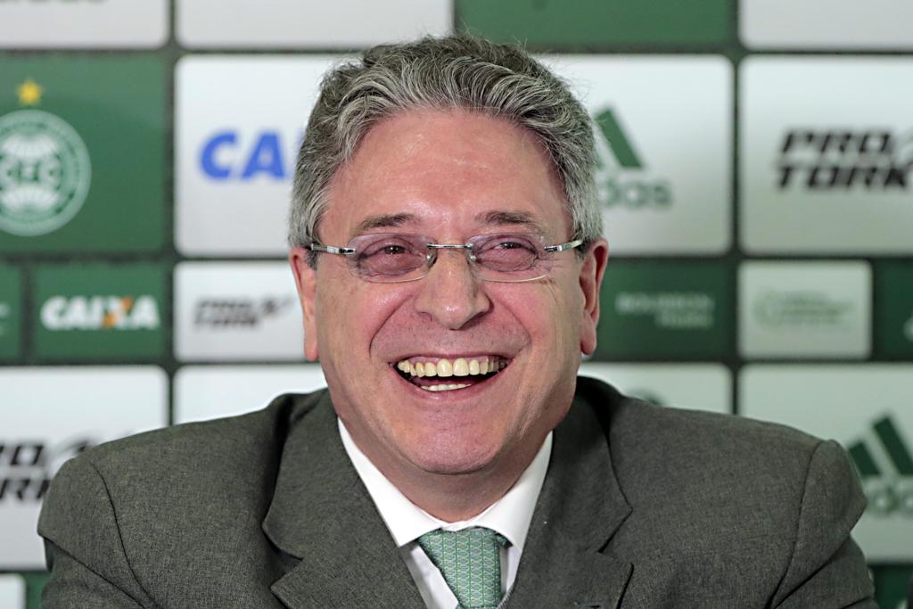 Presidente alviverde Rogério Bacellar durante a apresentação de Kazim Richards e Edinho: “vamos atrás dos jogadores certos”. | Albari Rosa/Gazeta do Povo