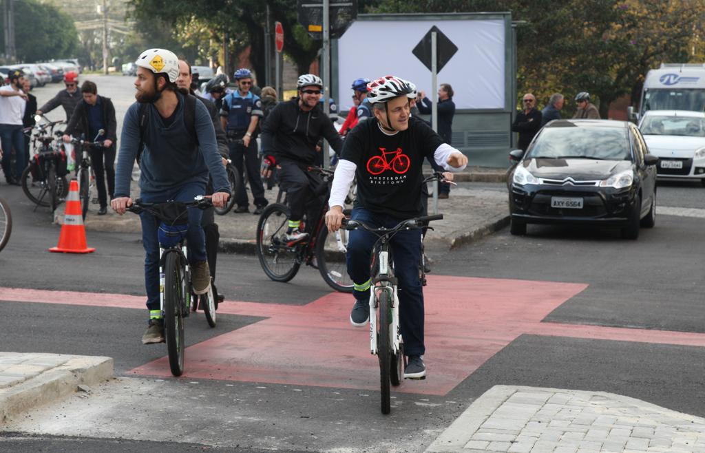 Gustavo Fruet inaugurou a nova via calma de Curitiba pedalando ao lado dos holandeses que estudam ciclomobilidade na cidade | Aniele Nascimento/Gazeta do Povo