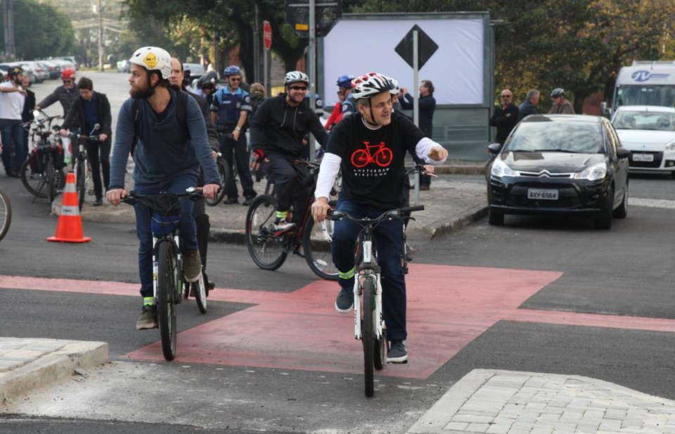 Gustavo Fruet inaugurou a nova via calma de Curitiba pedalando ao lado dos holandeses que estudam ciclomobilidade na cidade | Aniele Nascimento/Gazeta do Povo