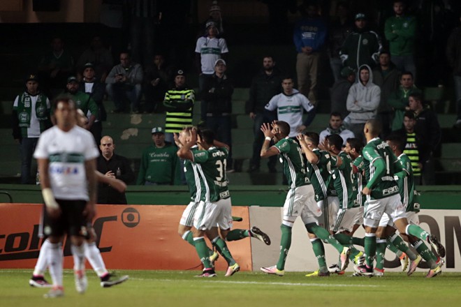 Jogadores do Palmeiras comemoram gol de Roger Guedes contra o Coxa. | Albari Rosa/Gazeta do Povo