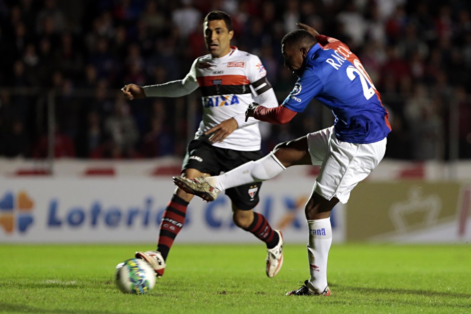 O atacante Robert entrou no segundo tempo, tentou mas não conseguiu balançar a rede para o Tricolor. | Albari Rosa/Gazeta do Povo