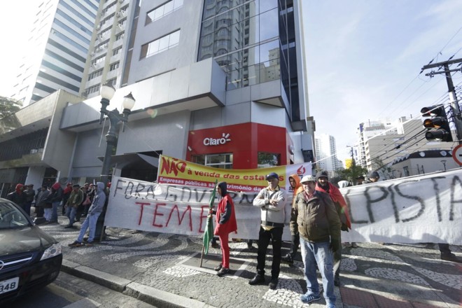 Manifestação nas imediações do escritório da Petrobras no Batel. | Foto: Lineu Filho/Tribuna do Paraná