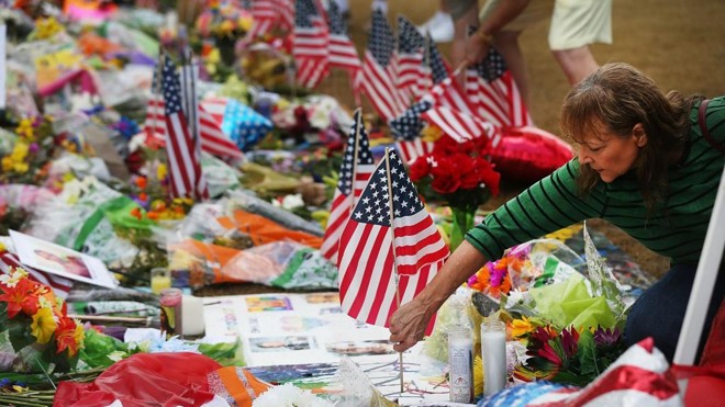 Memorial improvisado em frente ao clube gay onde 49 pessoas foram mortas por atirador islâmico: mostrar o nome do assassino pode ser estímulo para novos atos | Spencer Platt/AFP