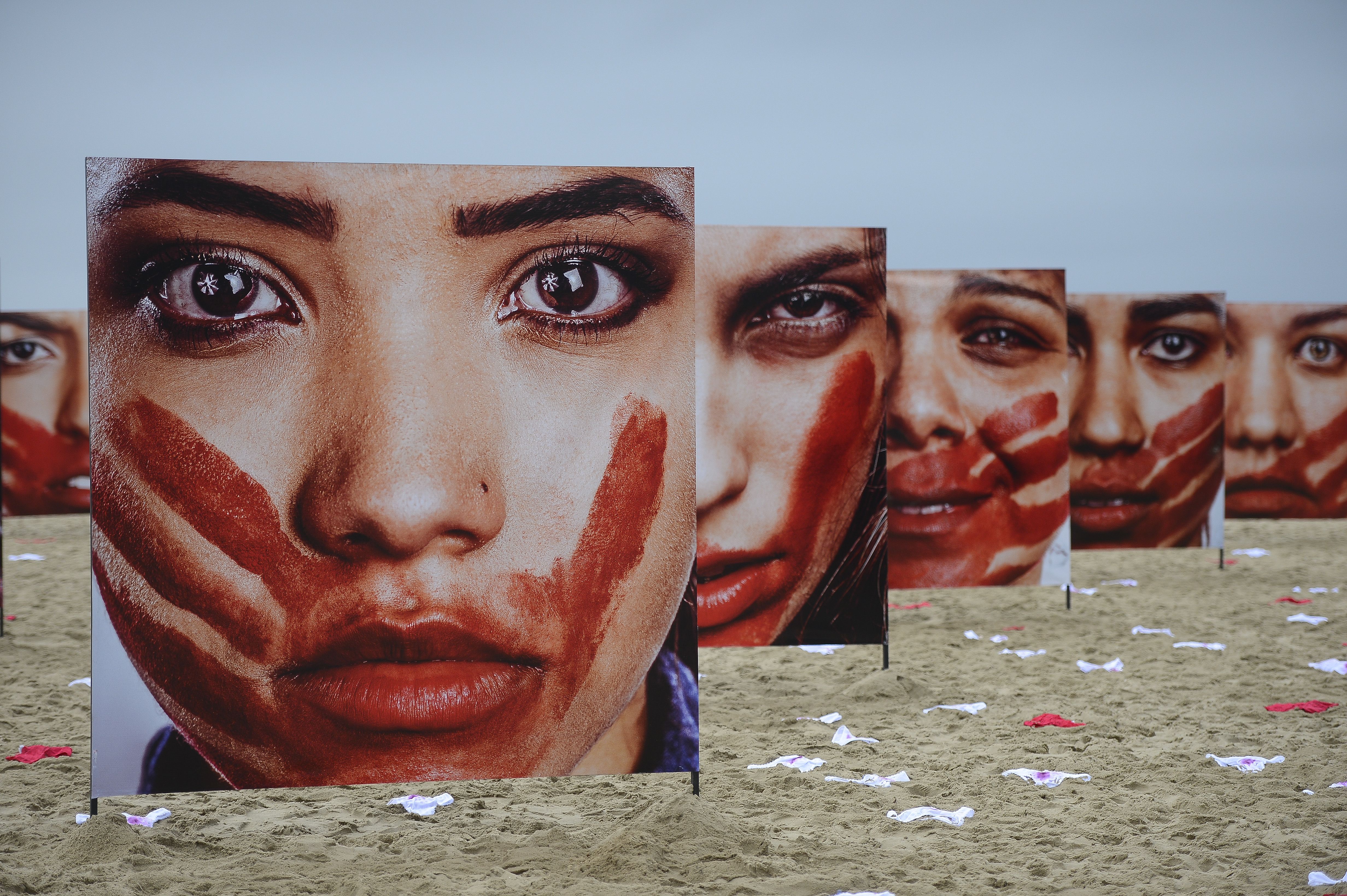 A ONG Rio de Paz promoveu, na Praia de Copacabana, ato público contra o abuso sofrido pelas mulheres | Tânia Rêgo/Agência Brasil