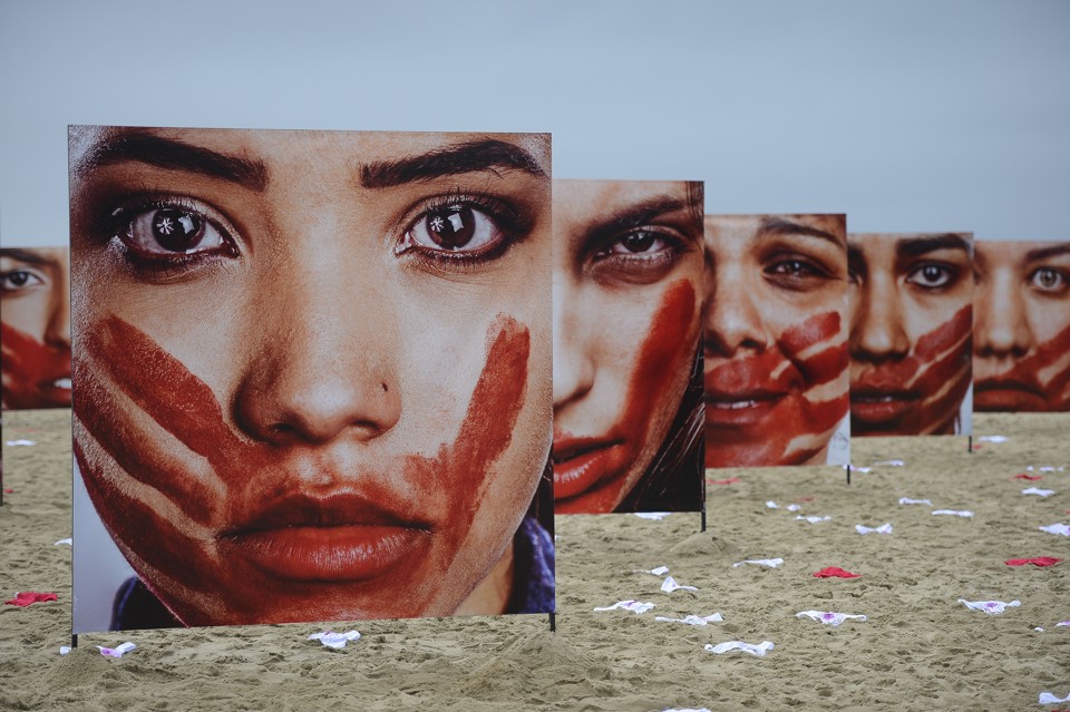 A ONG Rio de Paz promoveu, na Praia de Copacabana, ato público contra o abuso sofrido pelas mulheres | Tânia Rêgo/Agência Brasil
