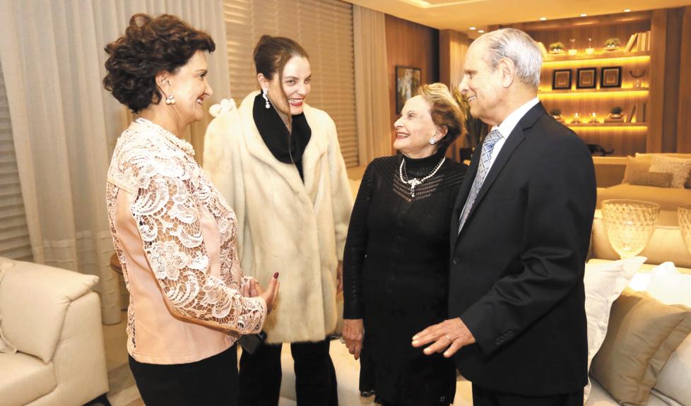 A diretora da Casa Cor Paraná, Manina Nessi (1ª à esq.), com a diretora da Unidade de Jornais do GRPCOM, Ana Amélia Cunha Pereira Filizola, e o casal Yvone e Paulo Pimentel na elegante festa de abertura da 23ª Casa Cor Paraná, na noite de ontem, na sede do Grupo Paulo Pimentel. | Valterci Santos