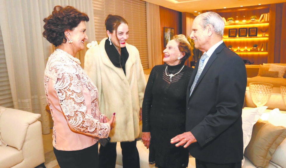 A diretora da Casa Cor Paraná, Manina Nessi (1ª à esq.), com a diretora da Unidade de Jornais do GRPCOM, Ana Amélia Cunha Pereira Filizola, e o casal Yvone e Paulo Pimentel na elegante festa de abertura da 23ª Casa Cor Paraná, na noite de ontem, na sede do Grupo Paulo Pimentel. | Valterci Santos