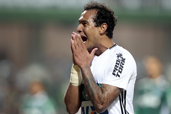 Atacante Vinícius lamenta oportunidade perdida do Coxa diante do Palmeiras. | Albari Rosa/Gazeta do Povo