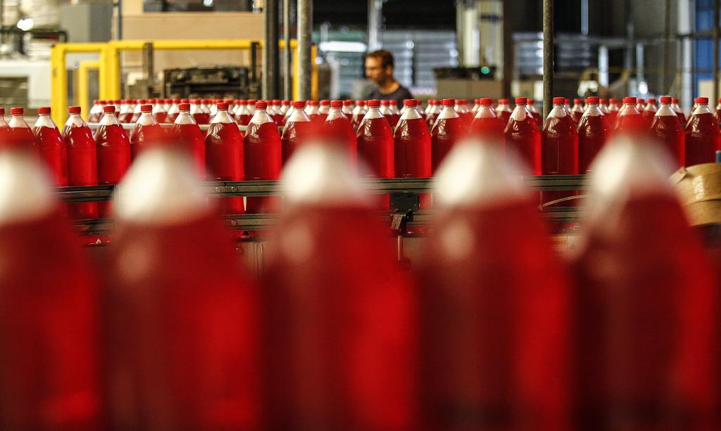 De acordo com o Mapa, até hoje, por exemplo, só é autorizada a fabricação de refrigerante com adoçante ou com açúcar. | Jonathan campos/Gazeta do Povo