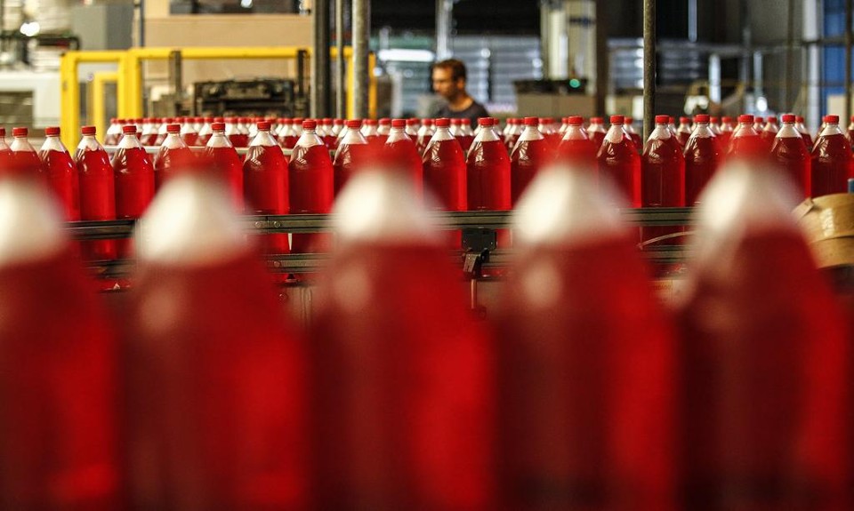 De acordo com o Mapa, até hoje, por exemplo, só é autorizada a fabricação de refrigerante com adoçante ou com açúcar. | Jonathan campos/Gazeta do Povo