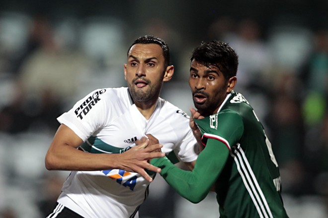Rafael Marques divide a bola com volante Thiago Santos. | Albari Rosa/Gazeta do Povo