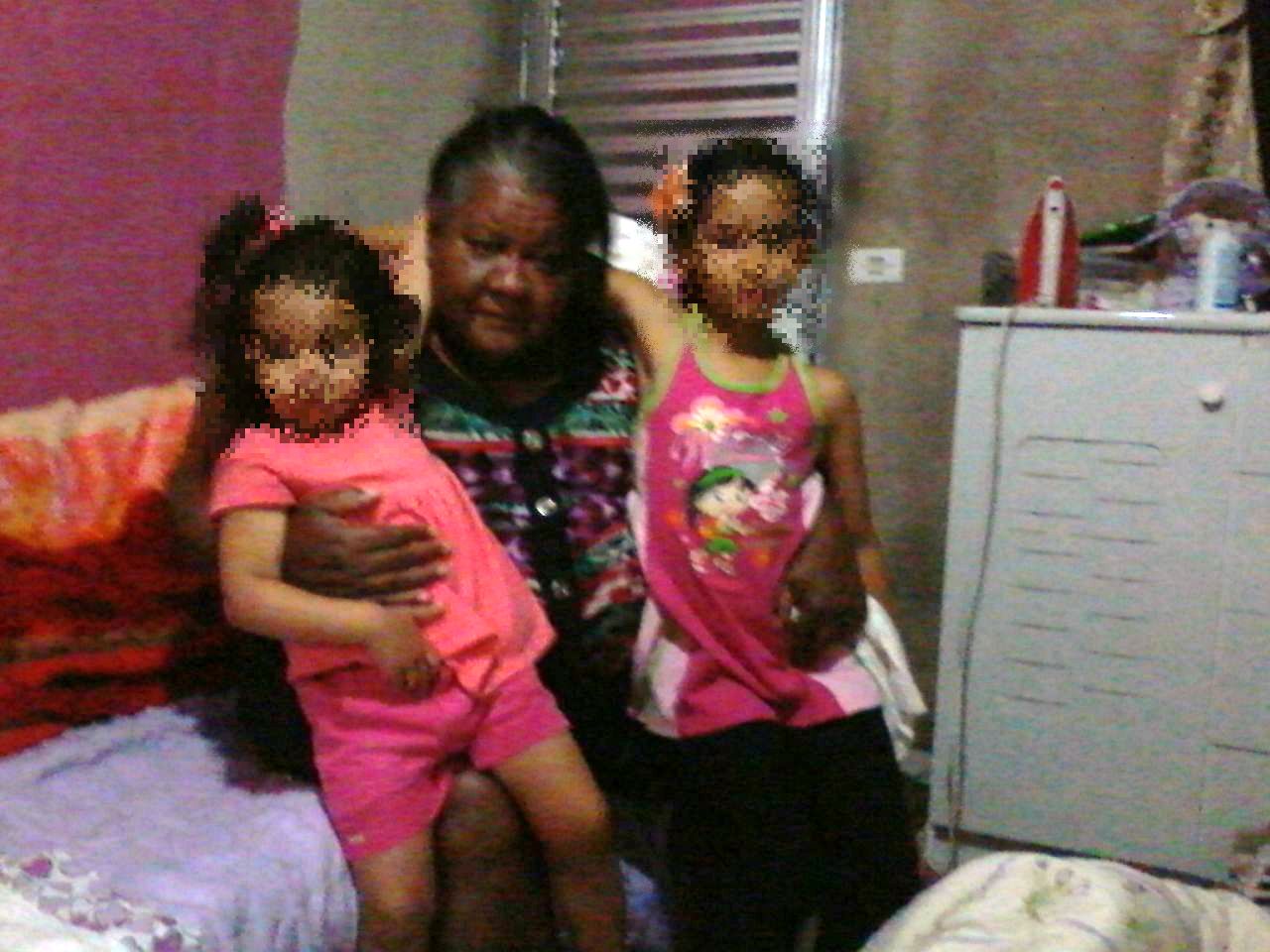 Nice dos Santos Barbosa, com as duas netas - Heloísa está a esquerda da foto. Os rostos foram borrados para preservar as crianças. Foto: Arquivo Pessoal | /