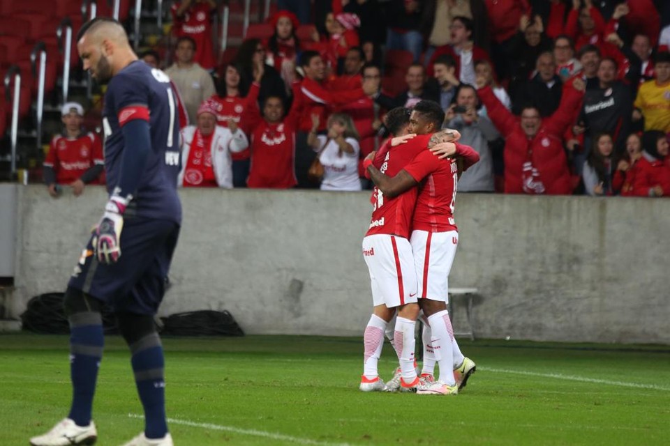 Vitinho comemora o gol do Internacional que definiu a vitória sobre o Atlético | Wesley Santos/Folhapress
